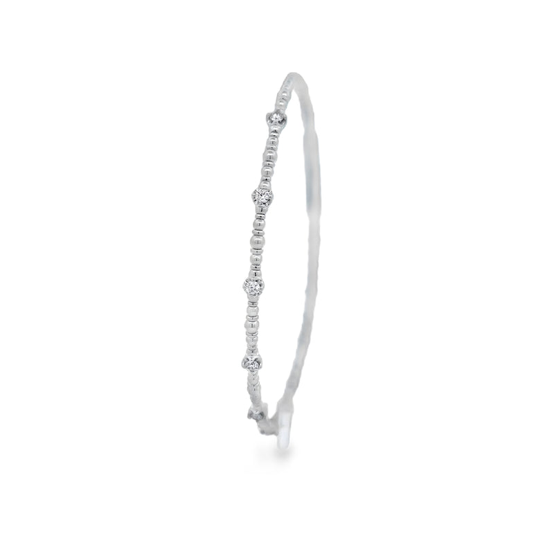 This stunning diamond studded bracelet exudes eleg